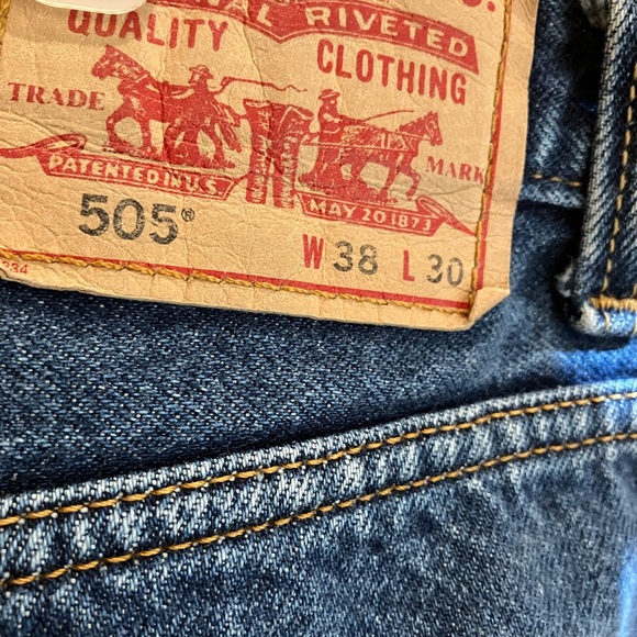 Levi Strauss Levi’s in good condition in medium wash. Size 505 38/30. - Picture 4 of 4